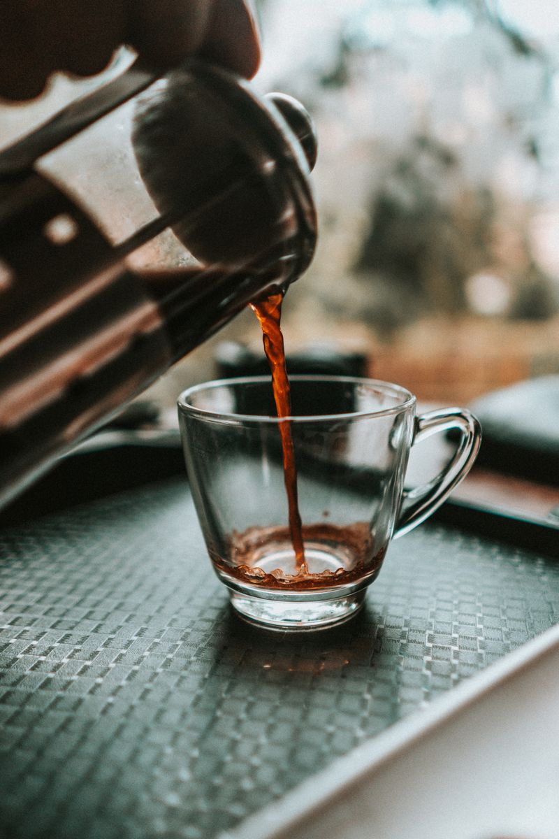 Kava z latte arto na marmorni mizi