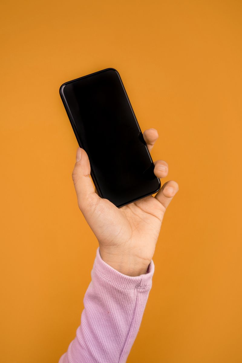 Roka drži telefon